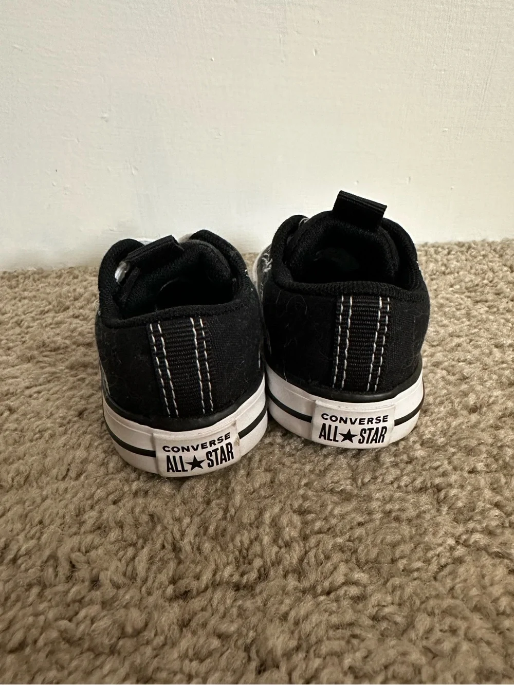 Converse Toddler Low Top Sneakers in Black - size 5